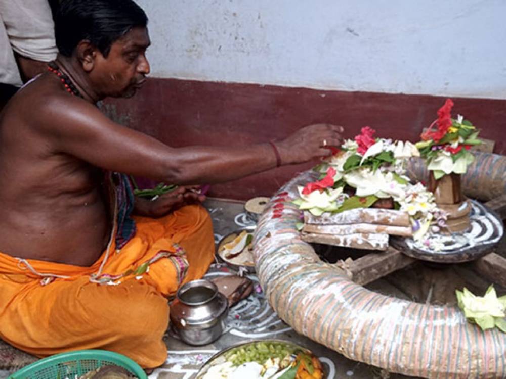 কুমোর বা কুম্ভকার বাংলার অতি প্রাচীন এক জনজাতি। এরা শুধু ভূমিপুত্র নন,মাটির সঙ্গে আদ্যোপ্রান্ত জড়িয়ে আছেন।